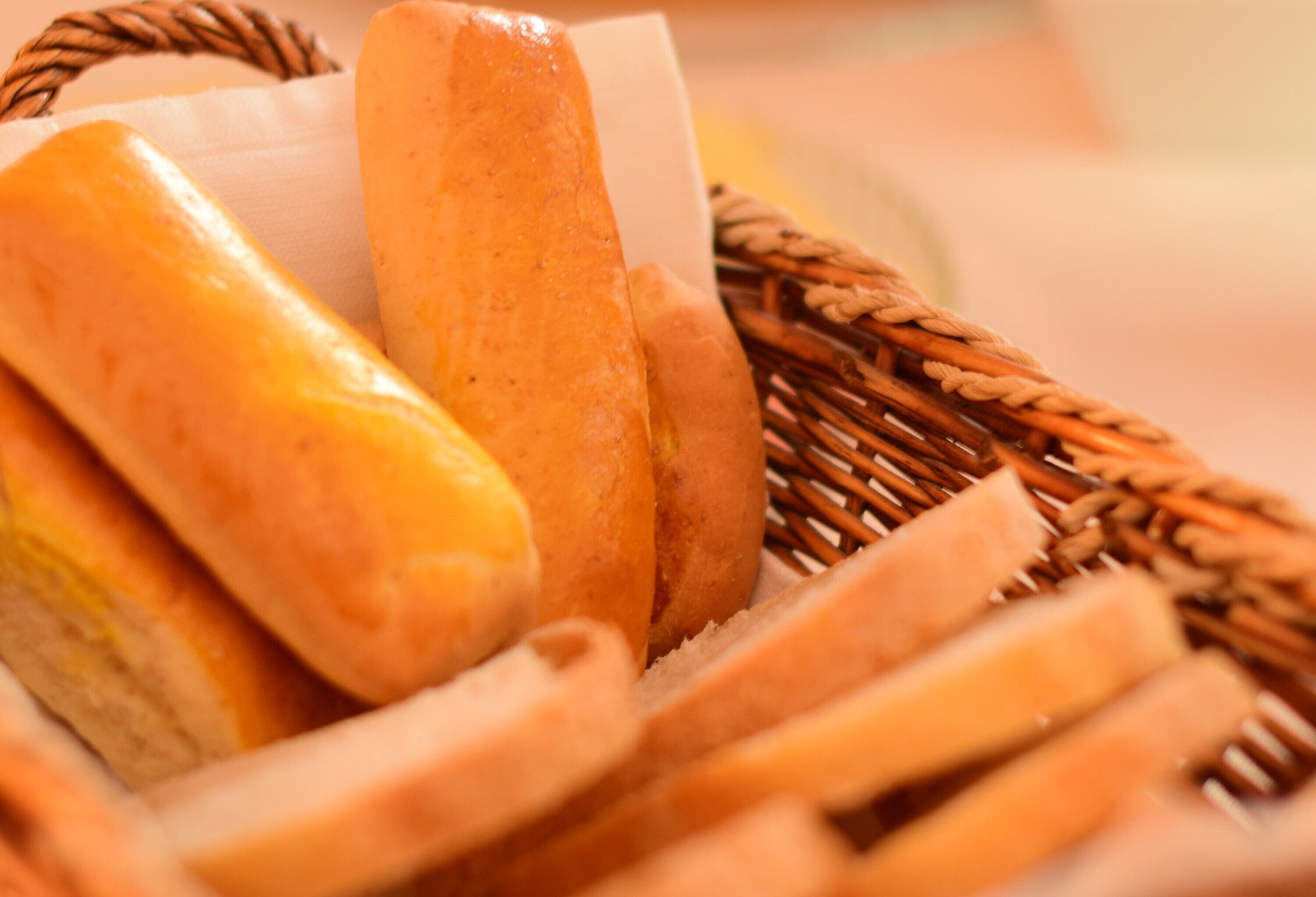 Ein Korb mit Baguettes, darunter eine mit einem weißen Etikett.