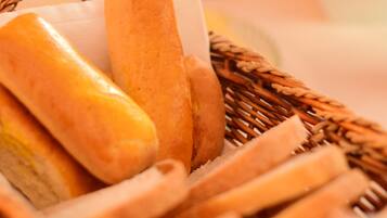 Ein Korb mit Baguettes, darunter eine mit einem weißen Etikett.