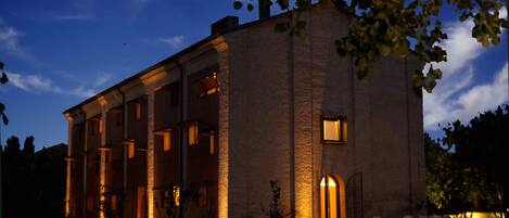 واجهة المنشأة - في المساء/الليل