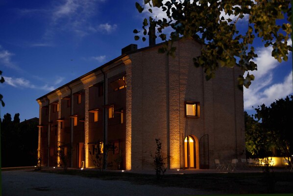 Front of property – evening/night - Principessa Pio (Ferrara)