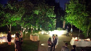 Evento al aire libre con mesas y asistentes.