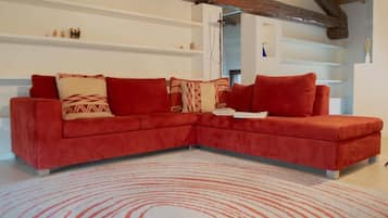 Suite King Size, Vista Giardino, Bagno Privato | Living area | 50-inch flat-screen TV with digital channels, books