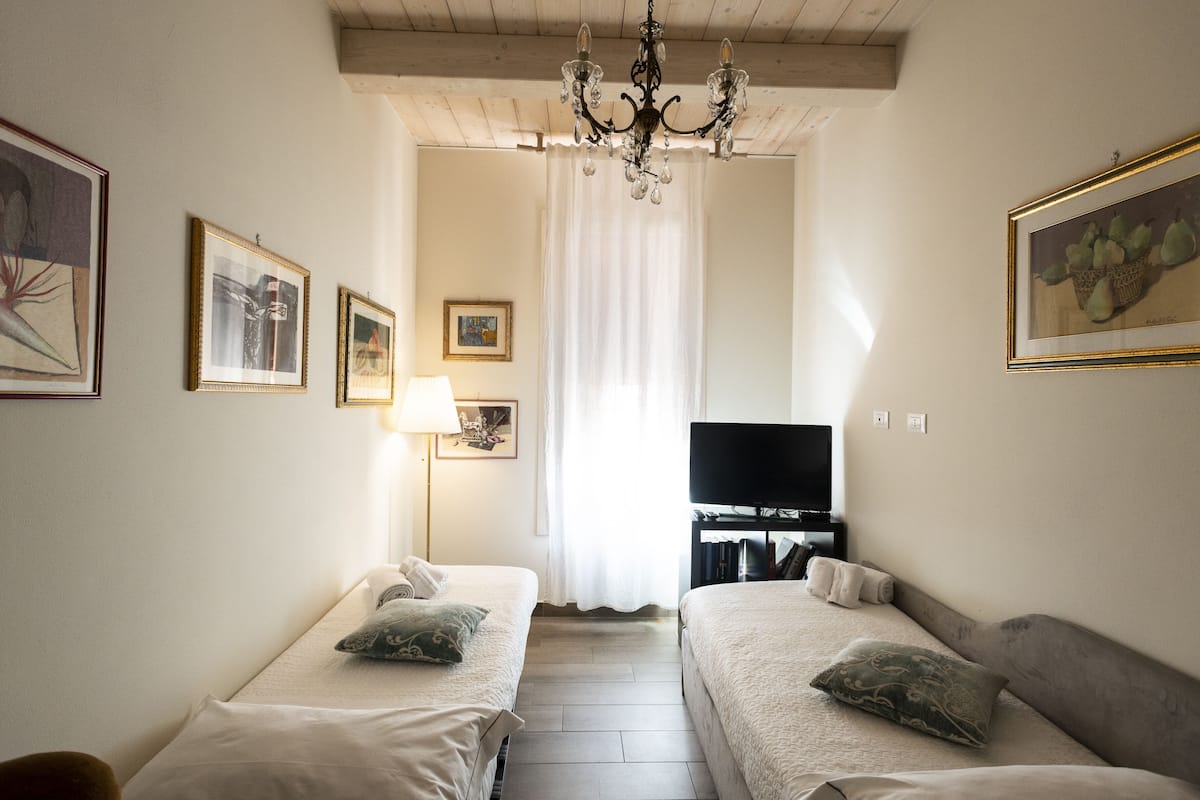 Deluxe suite, 2 slaapkamers, niet-roken, uitzicht op stad | 1 slaapkamer, luxe beddengoed, een minibar, individueel gemeubileerd