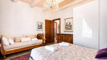 Suite familiare, 2 camere da letto, non fumatori, angolo cottura | 1 camera, biancheria da letto di alta qualità, minibar