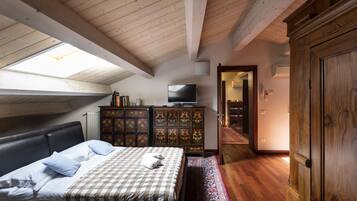 Deluxe Quadruple Room | 1 bedroom, premium bedding, minibar, individually furnished