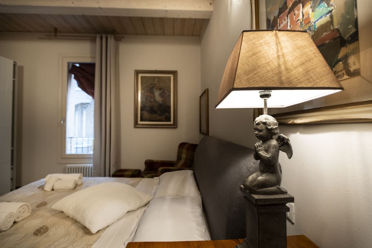 Deluxe driepersoonskamer, 1 slaapkamer | 1 slaapkamer, luxe beddengoed, een minibar, individueel gemeubileerd