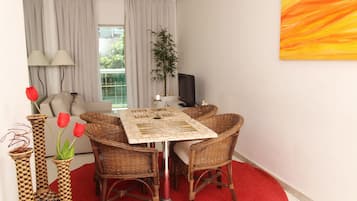 Apartamento, 2 quartos | Opções para refeição no quarto