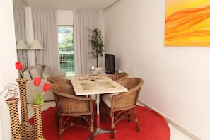 Apartemen, 2 kamar tidur | Makan di kamar