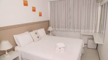 Apartment, 2 Bedrooms | 3 bilik tidur, katil Select Comfort, peti besi dalam bilik, meja