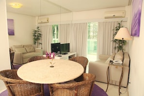 Apartemen | Ruang keluarga | TV