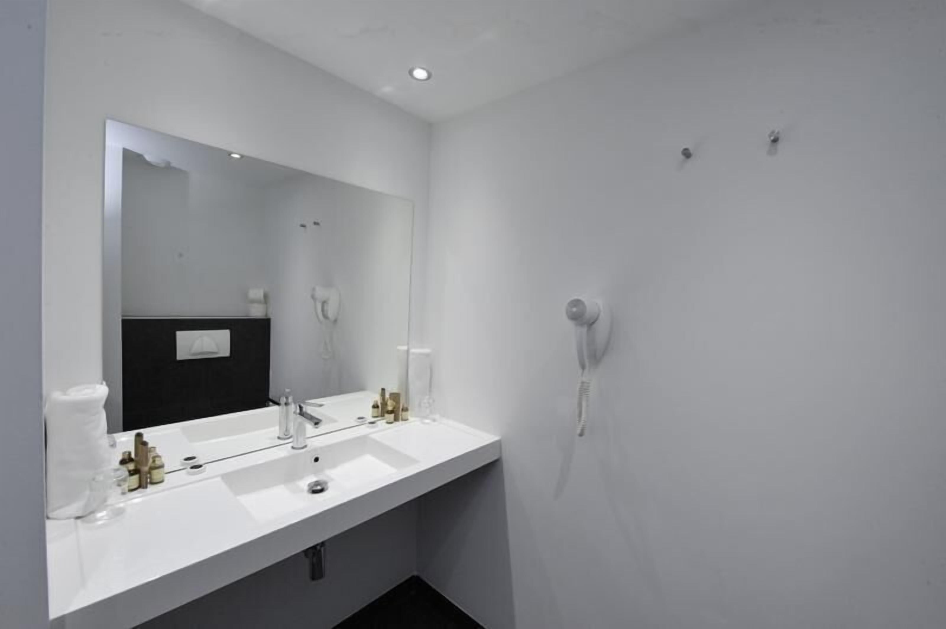 standard double or twin room, city view | bathroom | designer toiletries, hair dryer, towels