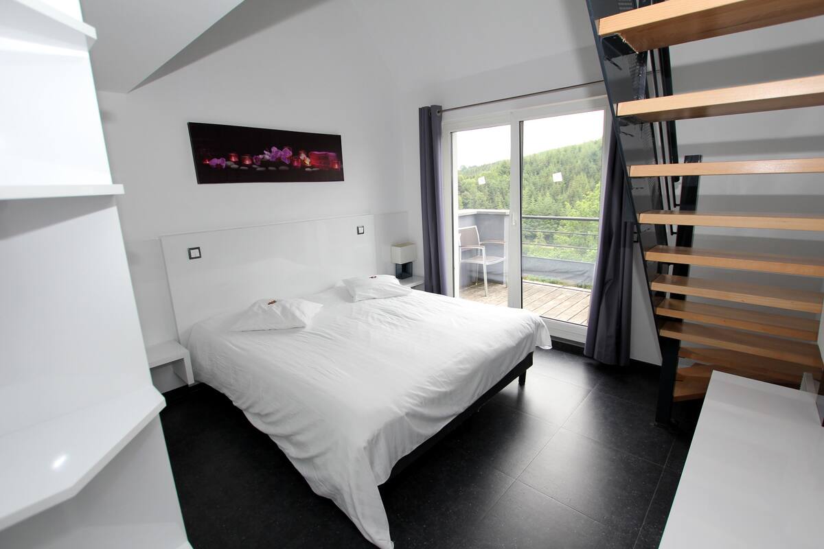 Premium bedding, minibar, in-room safe, desk