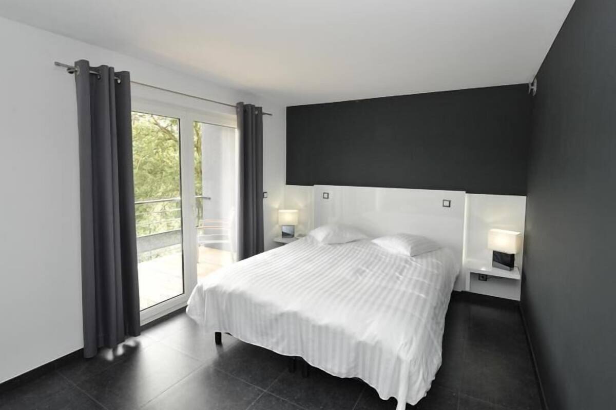 Premium bedding, minibar, in-room safe, desk