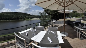 Outdoor dining - Hôtel Bô Rivage (Neufchateau)
