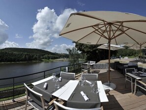 Outdoor dining - Hôtel Bô Rivage (Neufchateau)