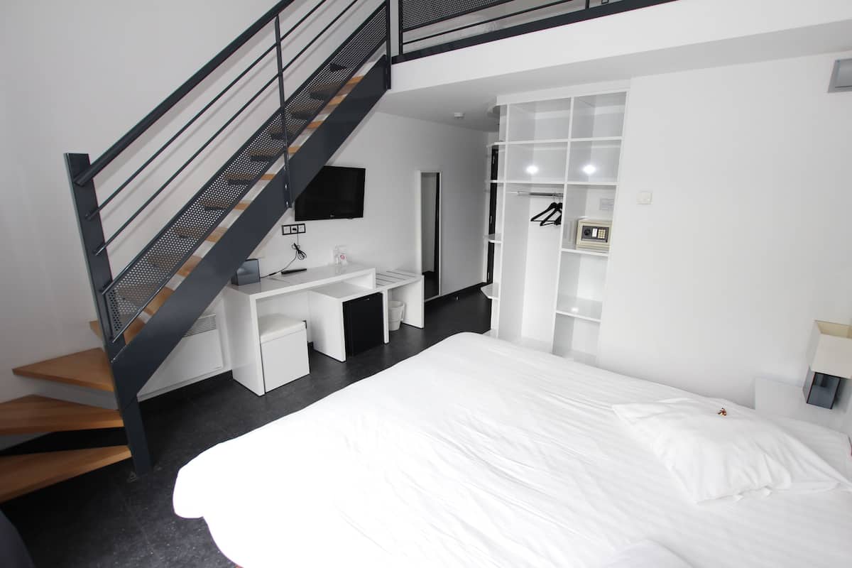 Chambre Familiale Standard, vue ville | Premium bedding, minibar, in-room safe, desk