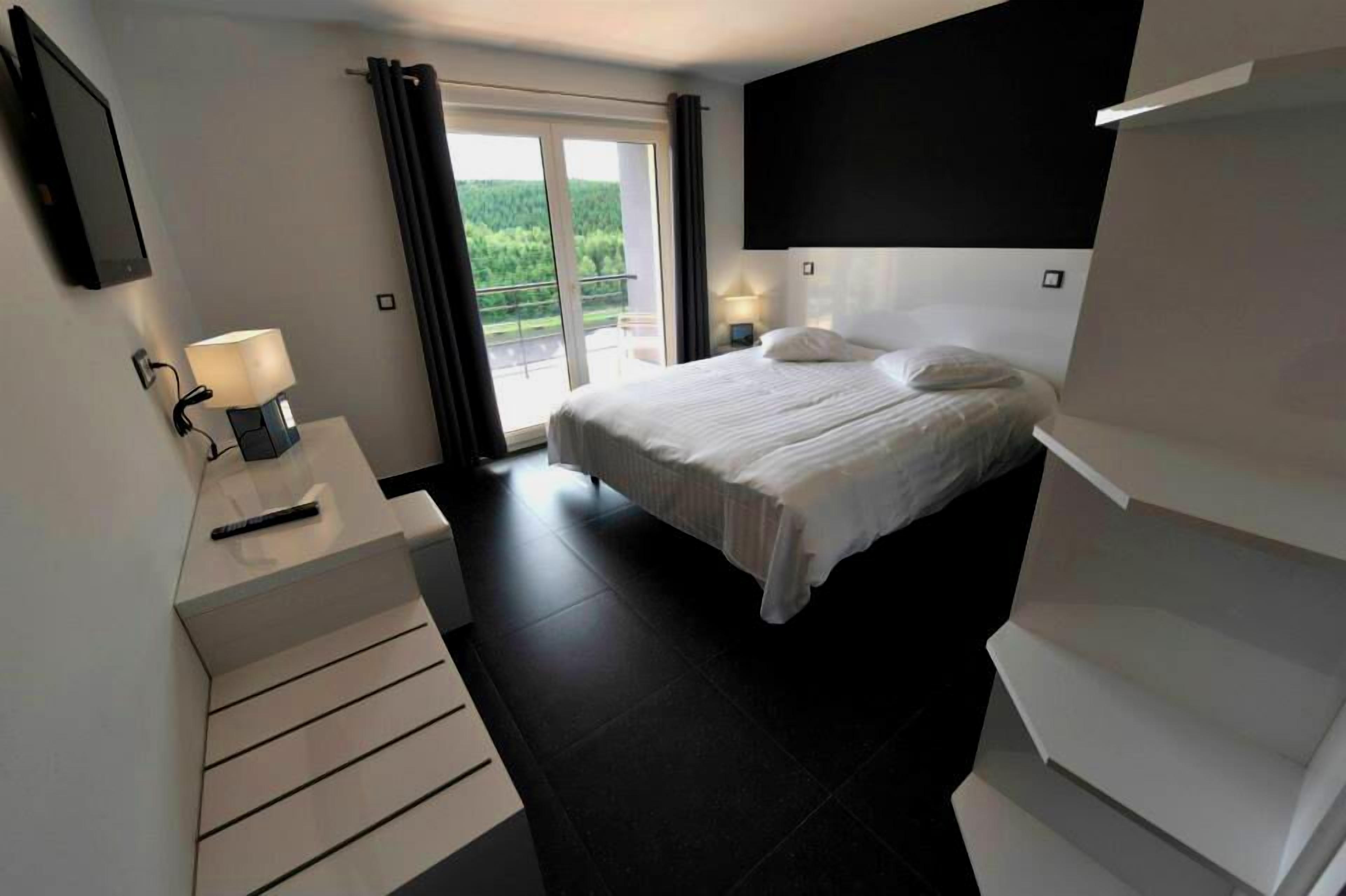 chambre familiale supérieure, vue lac | premium bedding, minibar, in-room safe, desk