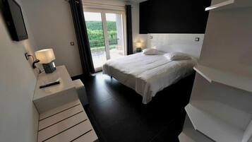 Chambre Familiale Supérieure, vue lac | Premium bedding, minibar, in-room safe, desk