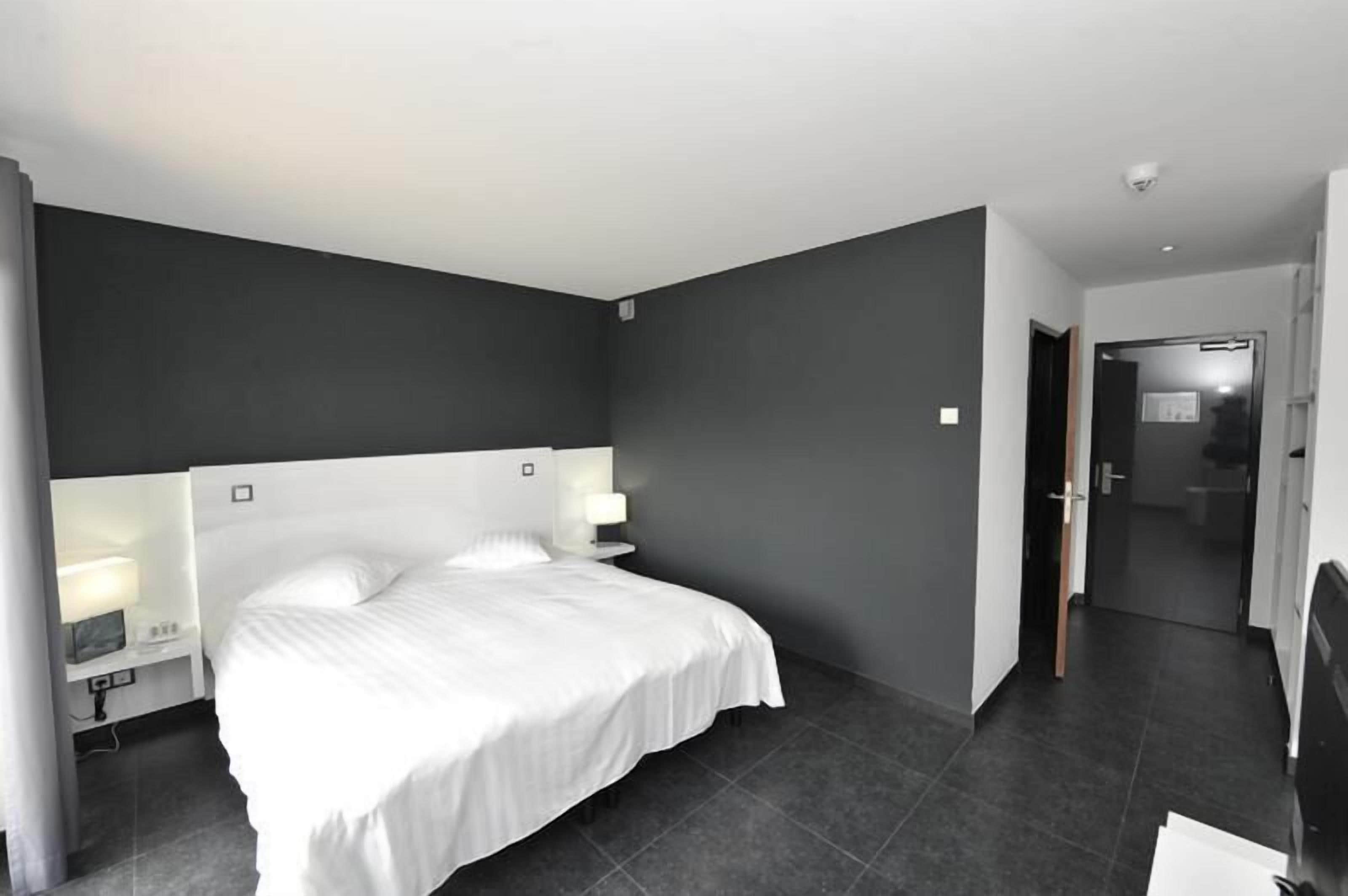 superior studio, lake view | premium bedding, minibar, in-room safe, desk