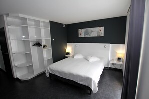 Peralatan tempat tidur premium, bar mini, peti besi dalam bilik, meja 
