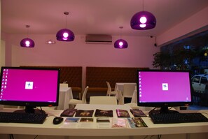 Kios check-in/check-out