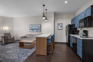 Safe på rommet, skrivebord, strykejern/-brett og barnesenger (inkludert)