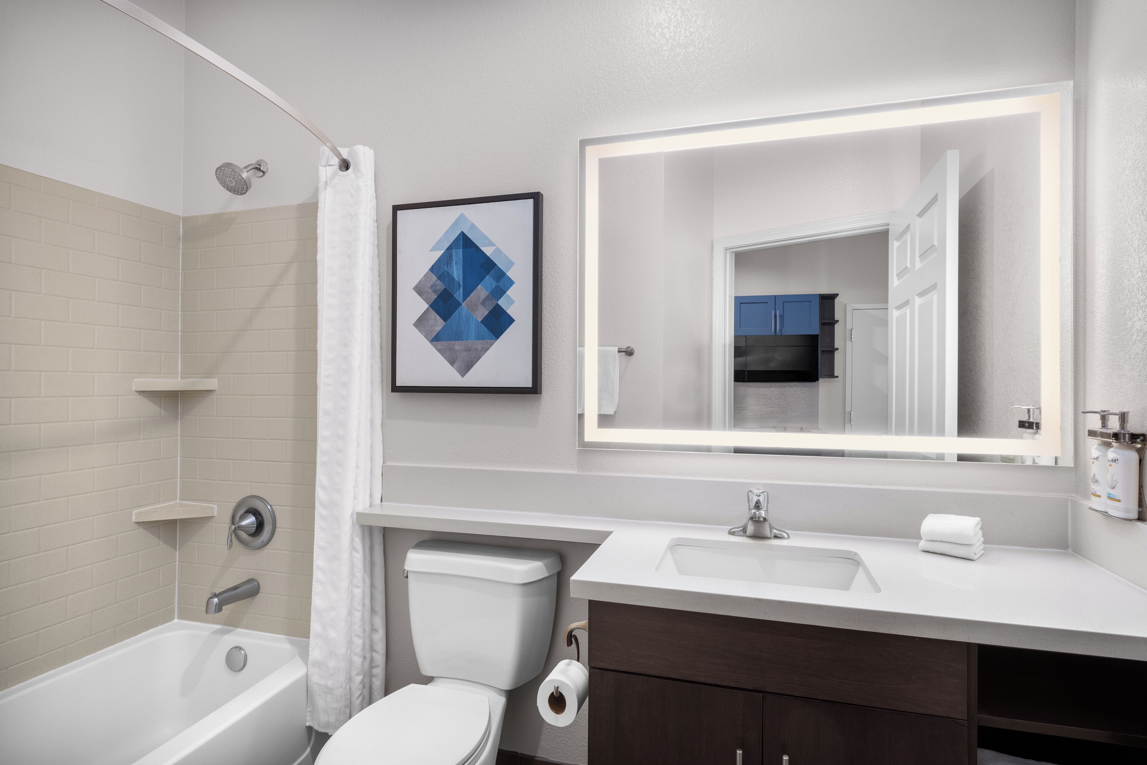 Combined shower/bathtub, free toiletries, hair dryer, towels