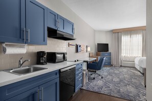 Safe på rommet, skrivebord, strykejern/-brett og barnesenger (inkludert)