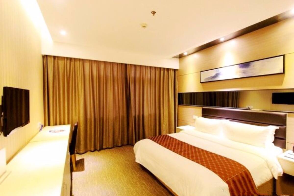 Deluxe Business Room, 1 Queen Bed | Desk, blackout drapes, iron/ironing board (on request), WiFi (free)