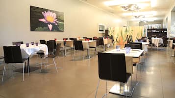 Tägliches kontinentales Frühstück (15 EUR pro Person)