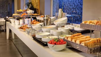Tägliches kontinentales Frühstück (15 EUR pro Person)
