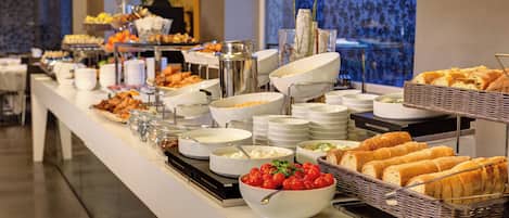 Petit déjeuner continental (15 EUR par personne)