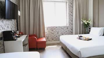 Dreibettzimmer (1 king bed and 1 single) | Hochwertige Bettwaren, Daunenbettdecken, Minibar, Zimmersafe