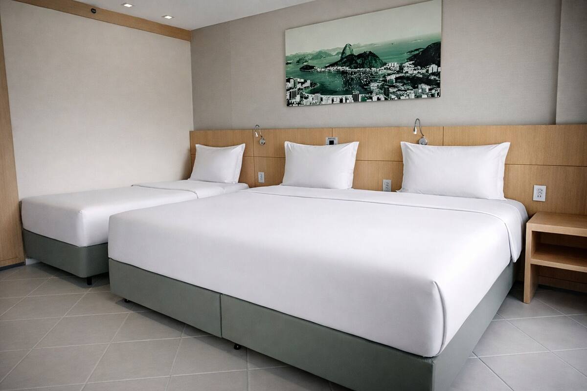 Phòng 3 Superior, nhiều giường, không hút thuốc | Bộ đồ giường kháng dị ứng, minibar, két bảo mật tại phòng, bàn 