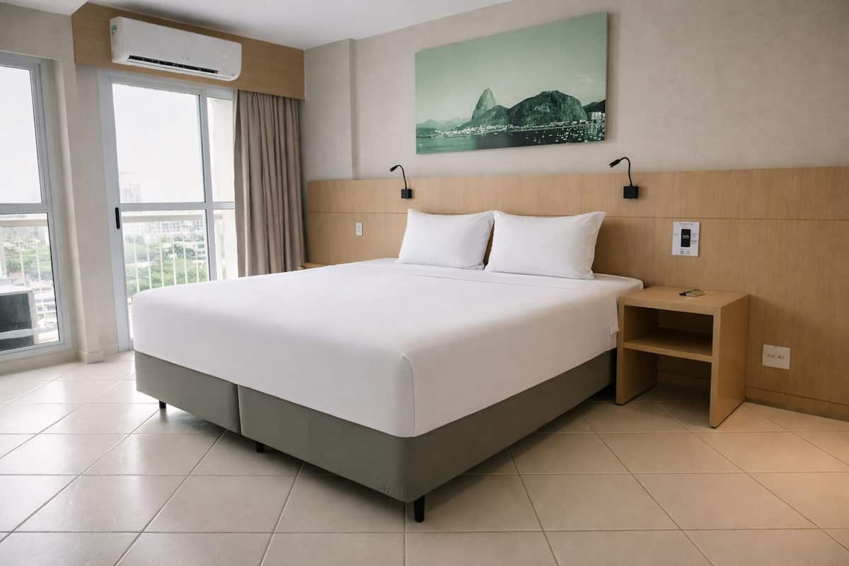 Phòng đôi Superior, 1 giường cỡ king, trang thiết bị hỗ trợ người có khó khăn khi di chuyển | Bộ đồ giường kháng dị ứng, minibar, két bảo mật tại phòng, bàn 