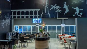 Serveert ontbijt, lunch, diner, internationale gerechten