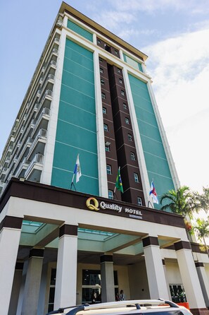 Vista frontal de la propiedad