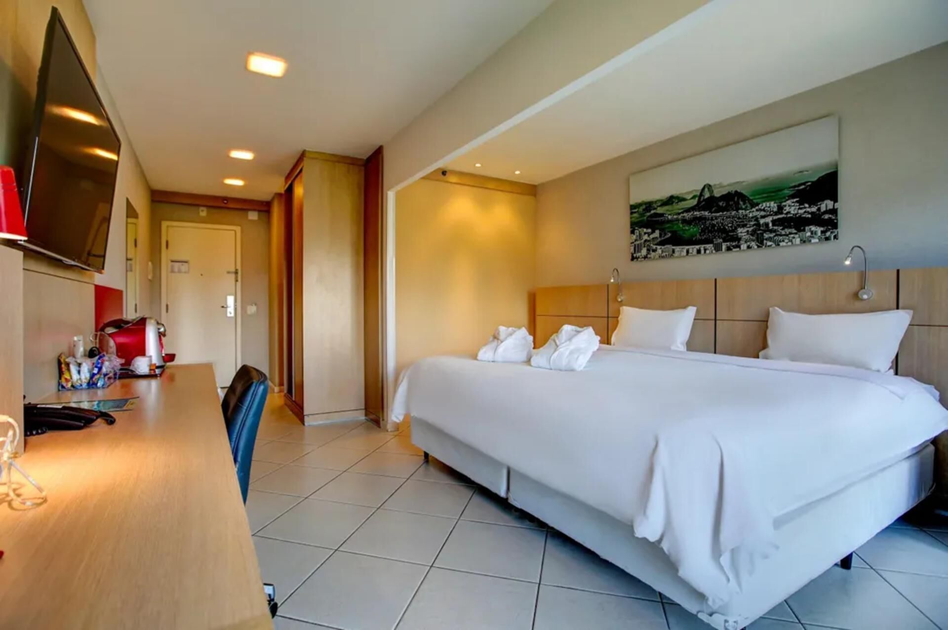 저자극성 침구, 미니바, 객실 내 금고, 책상