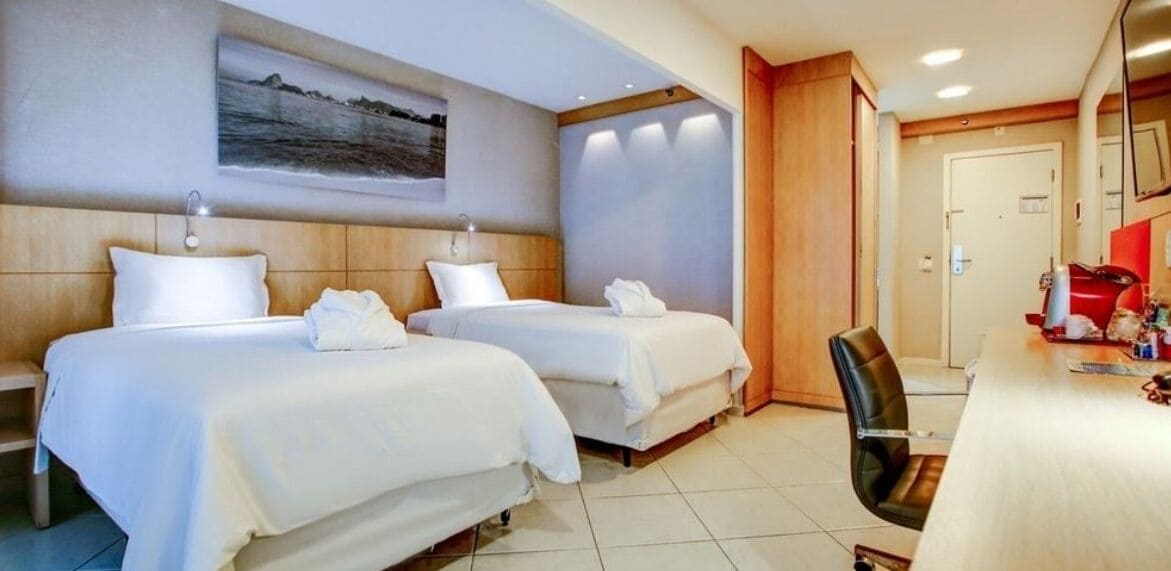 Quarto duplo executivo, 2 camas de solteiro, para não fumantes | Roupas de cama antialérgicas, frigobar, cofres nos quartos, escrivaninha