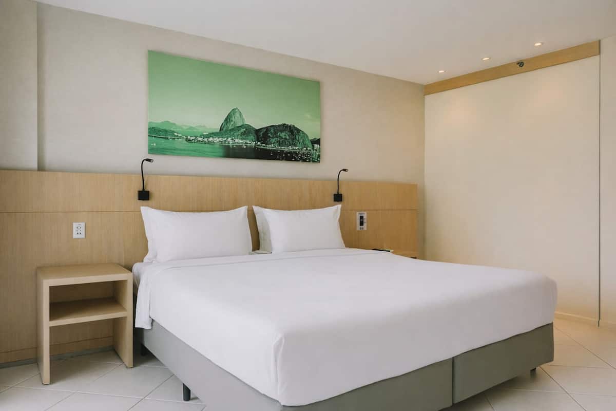 Phòng đôi Deluxe, 1 giường cỡ king, không hút thuốc | Bộ đồ giường kháng dị ứng, minibar, két bảo mật tại phòng, bàn 