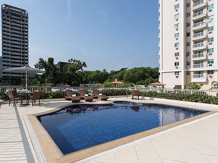 Piscina all'aperto, ombrelloni da piscina, lettini