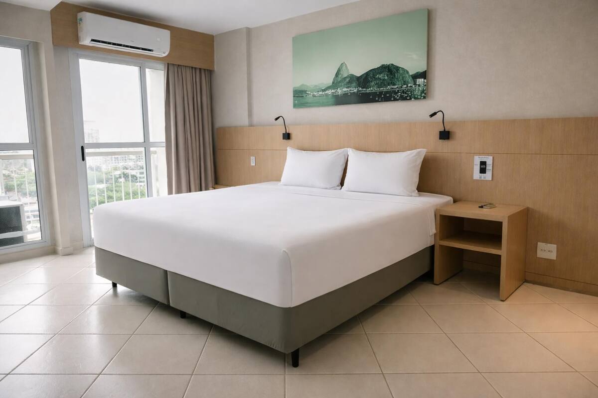 Bộ đồ giường kháng dị ứng, minibar, két bảo mật tại phòng, bàn 