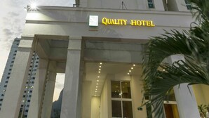 Un edificio de hotel alto con el letrero 
