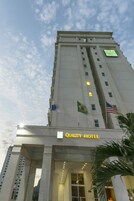 Fachada de la propiedad por la tarde o noche