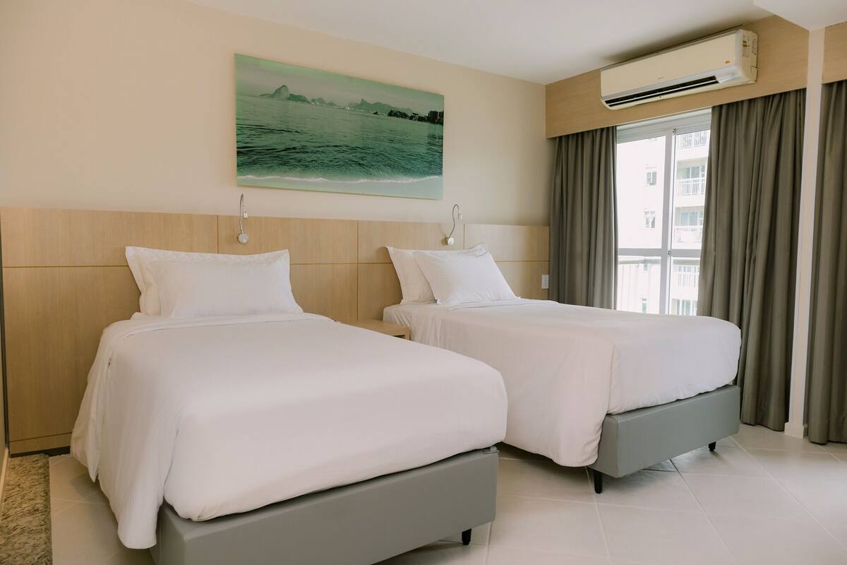 Bộ đồ giường kháng dị ứng, minibar, két bảo mật tại phòng, bàn 