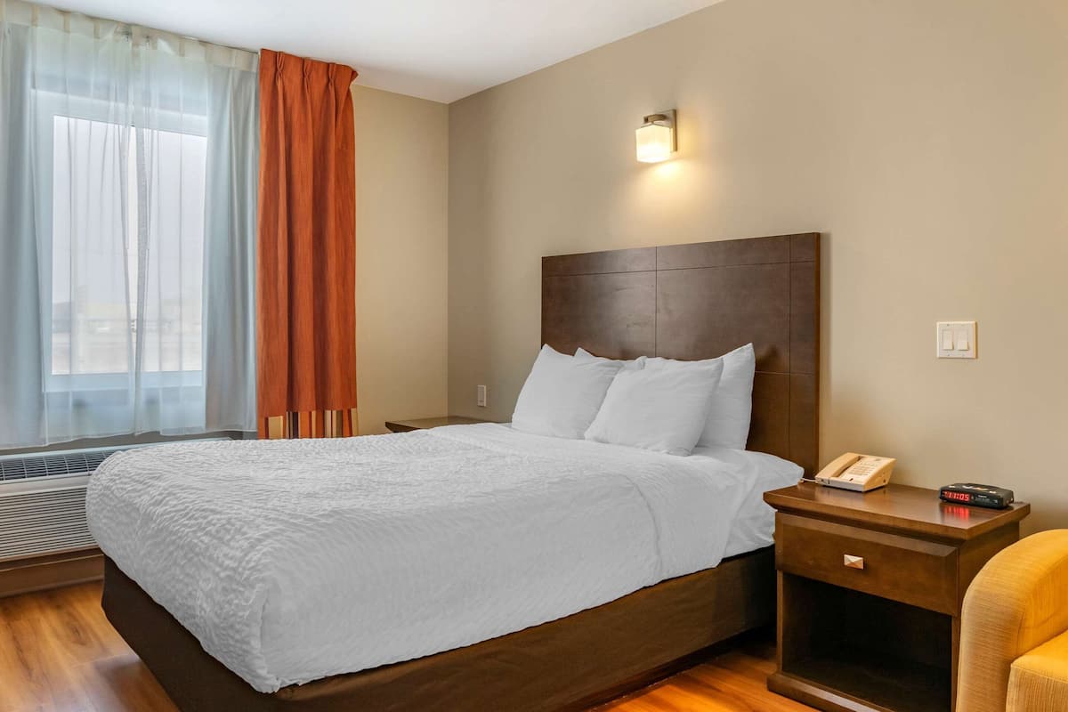 Suíte, 1 cama Queen, para não fumantes | Roupas de cama premium, edredons de pluma, escrivaninha