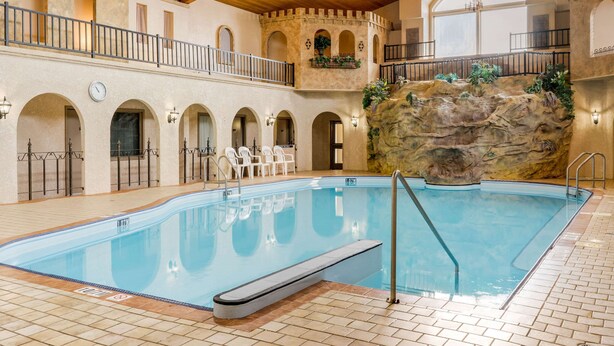 Indoor pool, open 7 AM to 10 PM, sun loungers - Quality Inn & Suites (Winkler)