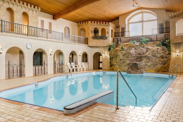 Piscine couverte, accès possible de 07 h 00 à 22 h 00, chaises longues