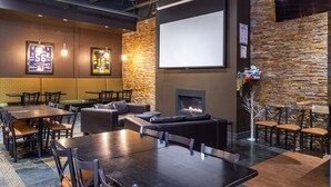 Breakfast, lunch, dinner and brunch served - Quality Inn & Suites (Winkler)