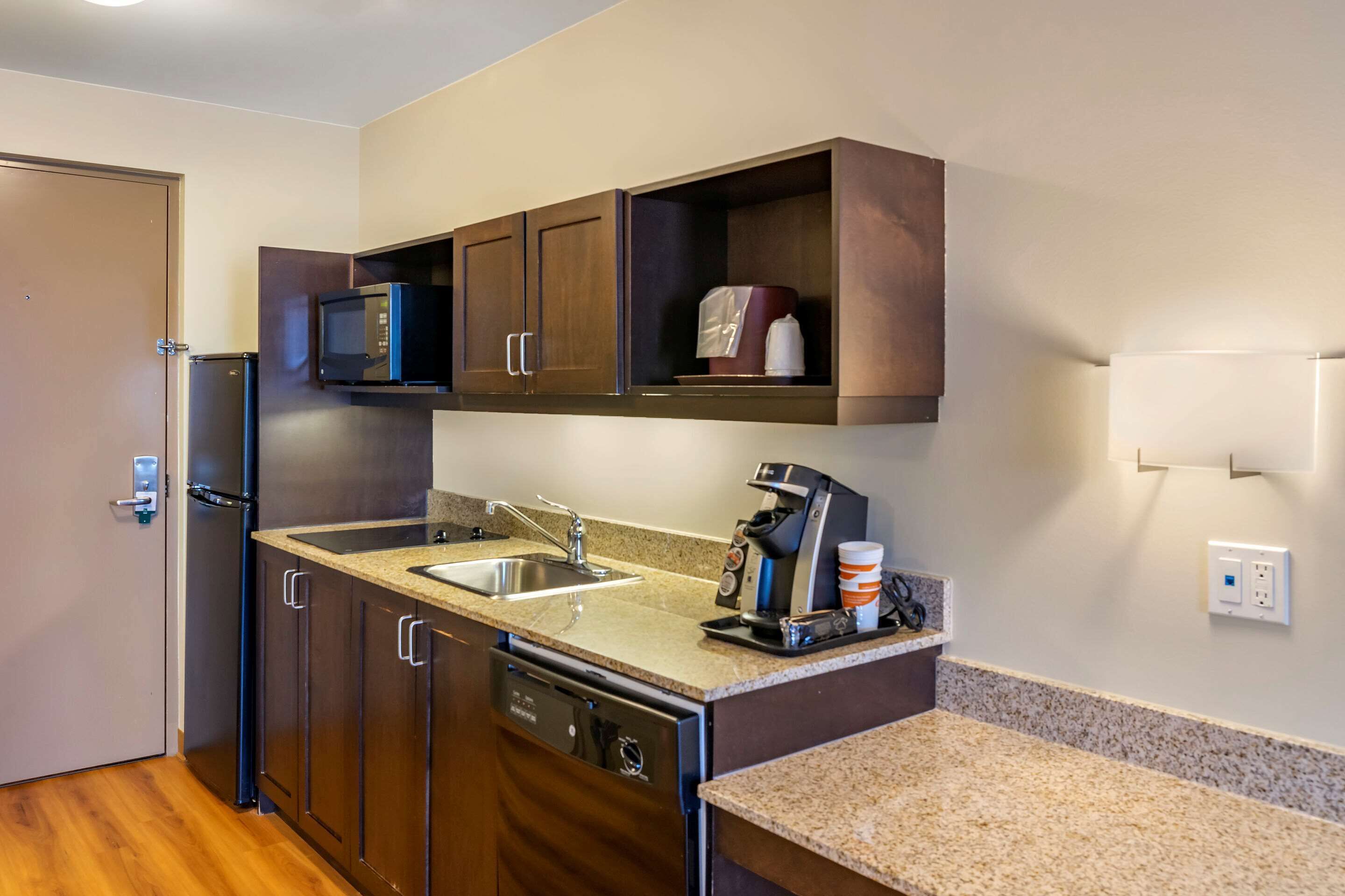 suite, 1 queen bed, non smoking | private kitchenette | fridge, microwave, dishwasher, coffee/tea maker